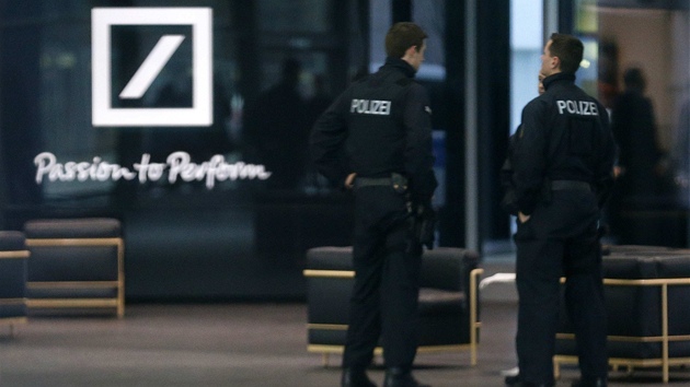 Nmet policist prohledali ve stedu sdlo Deutsche bank. (12. prosince 2012)