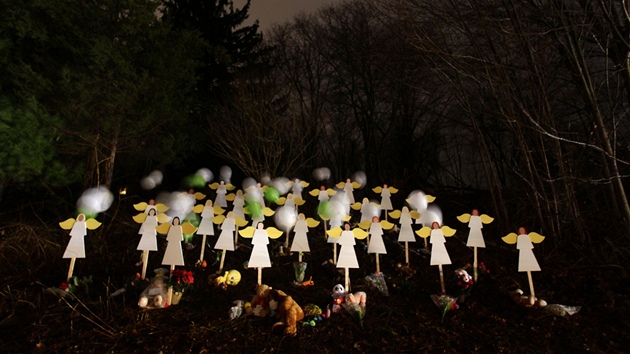 U jednoho z dom v Newtownu se objevilo 27 devnch andl na poest 27 obt koln stelby (16. prosince 2012)