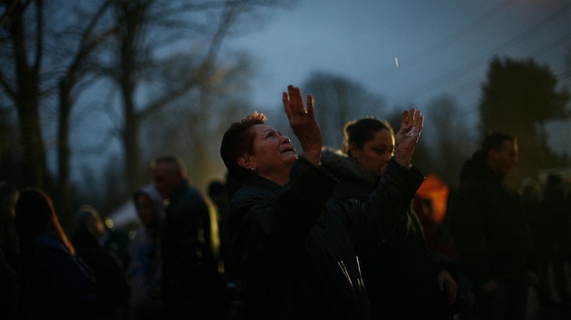 ena ple v Newtownu u provizornho pamtnku pipomnajcho 27 obt koln stelby (16. prosince 2012)