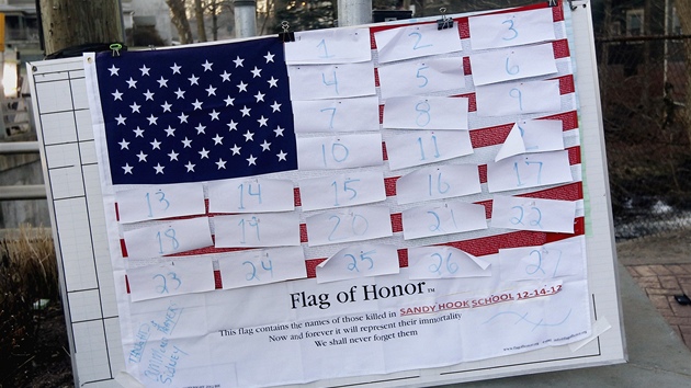 Obyvatelé Newtonwnu umístili jména obtí na americkou vlajku. 