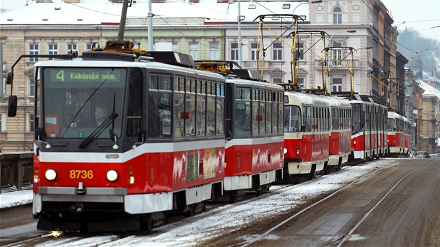 Snh u druh den komplikuje hromadnou dopravu v Praze. (11. prosince 2012)