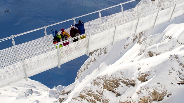 Most Titlis Cliff Walk je dlouh 98 metr a irok jen 91 centimetr. Jak pes nj nvtvnci chod, lehce se pohupuje.