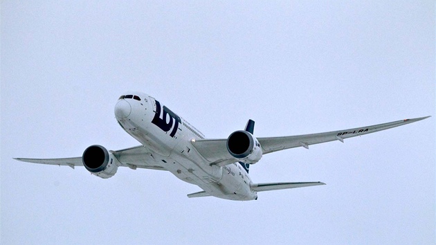 Na ruzyňském letišti poprvé přistál linkový letoun Boeing 787 Dreamliner polské společnosti LOT. (14. prosince 2012)