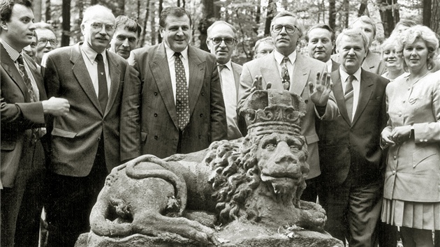 Vladimír Dlouhý, Karel Dyba, Vladimír Mečiar, Jan Stráský a Václav Klaus jednali na podzim roku 1992 o rozdělení federace na zámku v Kolodějích.