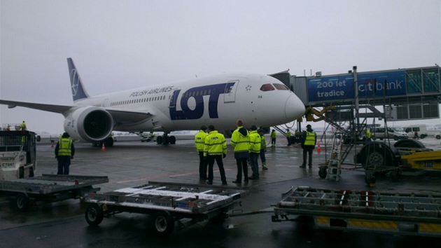 Boeing 787 Dreamliner v barvách aerolinek LOT práv� p�istál v Praze.