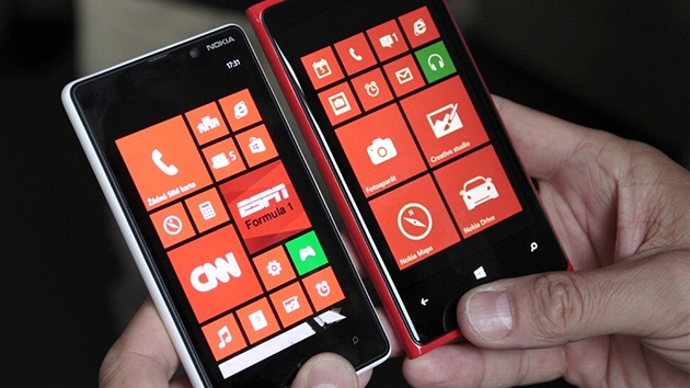 Vlevo Nokia Lumia 820, vpravo Nokia Lumia 920