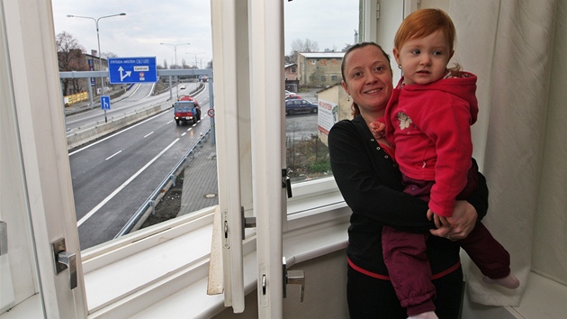 Petra Vask s dcerkou Patrici u okna s vhledem na nov dlnin pivad.
