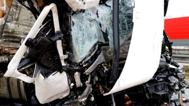 Nehoda dvou kamion na Novojinsku na mnoho hodin zastavila dlnin dopravu ve smru na Ostravu. (19. prosince 2012)