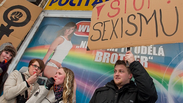 Demonstrace proti sexistick reklam ve vloze obchodu v Hradci Krlov (12. 12. 2012).