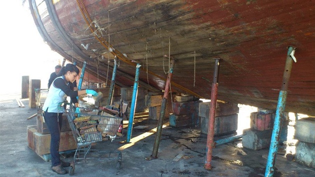Opravy plachetnice La Grace ve panlskm pstavu Sotogrande (listopad 2012). 