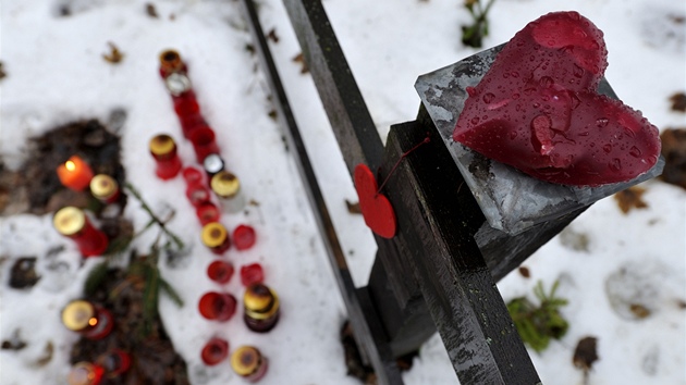U plotu chalupy na Hrádečku na Trutnovsku, kde minulý rok ve věku 75 let zemřel Václav Havel, hoří desítky svíček. (17. 12. 2012)