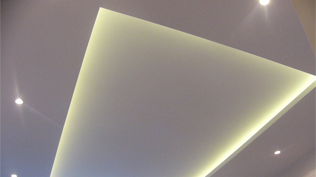 Sádrokartonový strop s odskokem a zabudovaným podsvícením přišel zákazníka AAAPoptávky na necelých 12 tisíc (realizoval Dušan Novák z Darkovic).