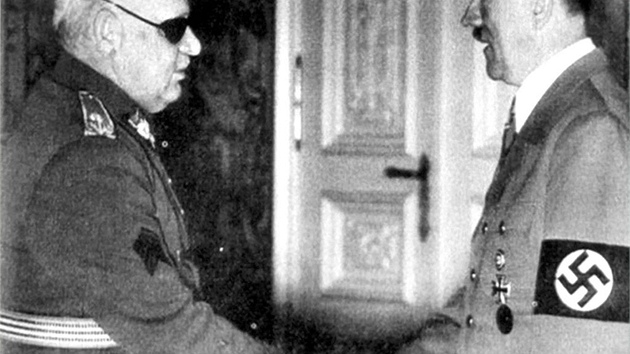 Ministr obrany Jan Syrový si na Pražském hradě podal ruku s Adolfem Hitlerem. 