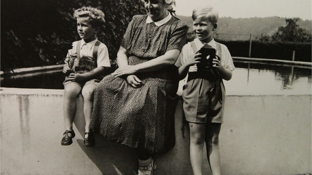 Václav Havel s bratrem Ivanem a babičkou Josefou Vavrečkovou u bazénu v Havlově. Ten tam stojí dodnes. 