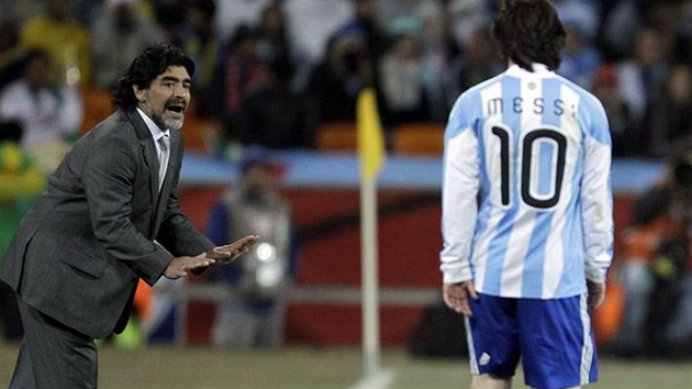 Trenér Diego Maradona, argentinský bh,dává pokyny Lionelemu Messimu bhem MS