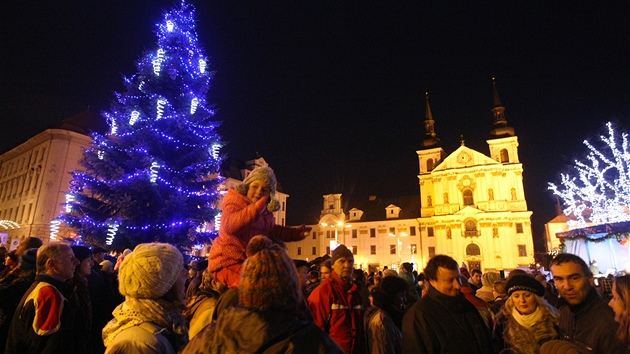 Vánoční jedle na jihlavském Masarykově náměstí je laděna do modrých odstínů.
