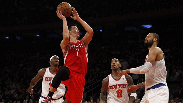 Jeremy Lin z Houston Rockets v utkn proti svm bvalm spoluhrm z New York Knicks. 