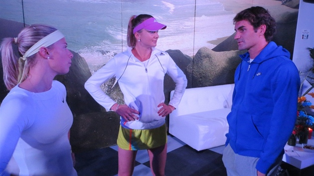 Andrea Hlaváková (vlevo) s Danielou Hantuchovou a Rogerem Federerem pi