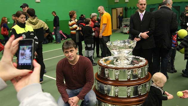 Fanoušci tenisu se ve Valašském Meziříčí fotili s Davisovým pohárem, který přivezl Tomáš Berdych.