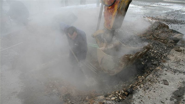 Z prasklého potrubí v Rožnově pod Radhoštěm unikala hustá pára, což dělníkům komplikovalo práci.