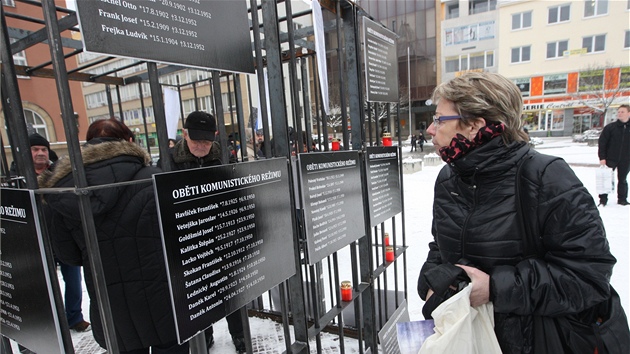Organizátoři zlínského protestu na mříže pověsili cedule se jmény obětí komunistického režimu.