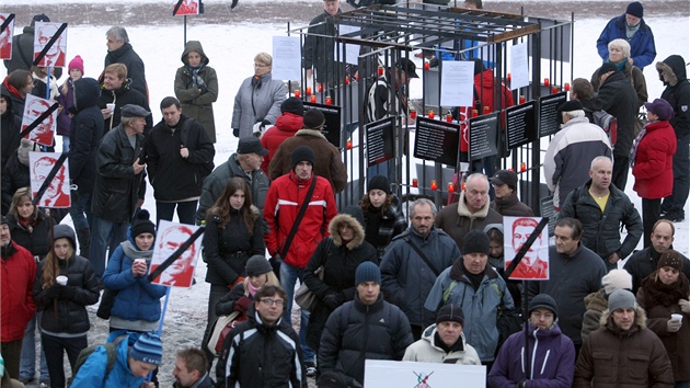 Na hlavní zlínské náměstí přišlo vyjádřit svůj nesouhlas s účastí komunistů ve zlínské vládě přes sto lidí.