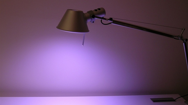 Lampa MWL - "Moje bl svtlo" od Artemide dokzala jako prvn mnit barvu svtla od tepl a po studenou.