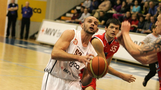 Dnsk basketbalista Admir Ali to na chomutovsk ko.