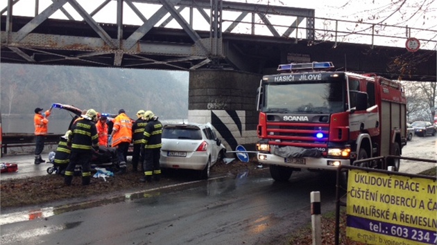 Tragick dopravn nehoda u Mchenic na behu Vransk pehrady. idi stet s mostnm pilem nepeil.