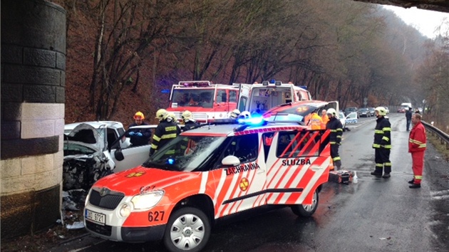 Tragick dopravn nehoda u Mchenic na behu Vransk pehrady. idi stet s mostnm pilem nepeil.