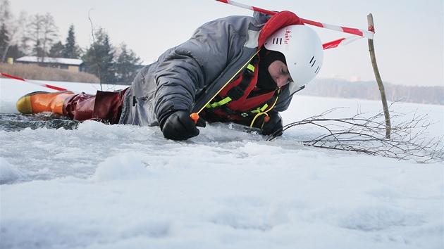 Ukzka zchrany tonoucho propadlho v ledu na Boleveckm rybnku v Plzni. Dostat se ven z ledov vody velmi dobe pomohou napklad roubovky.