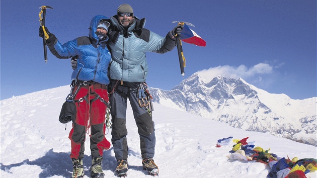 DOKZALI JSME TO! Markta Hankov a Zdenk Hodin na vrcholu Mera Peak. V dlce za nimi je vidt nejvy hora svta Mount Everest.