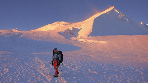 Olomouck horolezkyn Markta Hankov, kter m voperovan kardiostimultor, absolvovala se dvma horolezci jeden z nejnronjch himlajskch trek pes sedla Sherpani Col a West Col, kter zakonili spnm dobytm vrcholu Mera Peak ve vce 6 476 metr.
