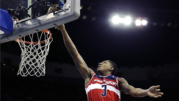 Bradley Beal z Washingtonu doná�í mí� do ko�e New Orleans.