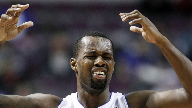 Rodney Stuckey z Detroitu Pistons a jeho gesto zmaru.