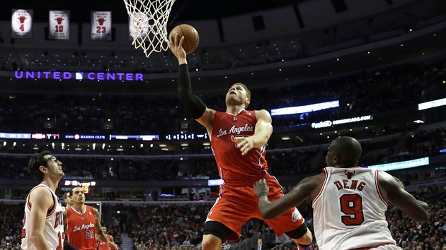 Blake Griffin z LA Clippers don m do koe Chicaga, sleduj ho protivnci Luol Deng a Kirk Hinrich (zcela vlevo).