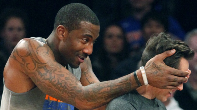 KDO TO MَE BT? Zrann exparci Amar'e Stoudemire (vlevo) a Steve Nash lakuj ped duelem New Yorku a LA Lakers.