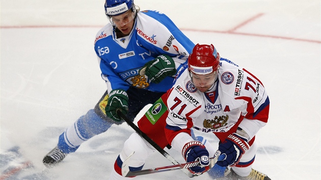 Finsk hokejista Antti Pihlstrm svd souboj s Iljou Kovalukem z Ruska. 