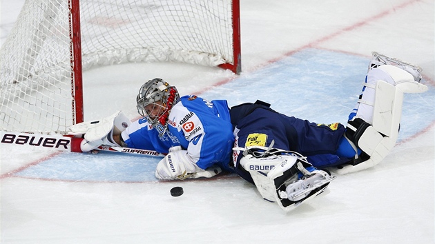 U LET. Finsk brank Ari Ahonen ek v duelu proti Rusku na blc se kotou. 