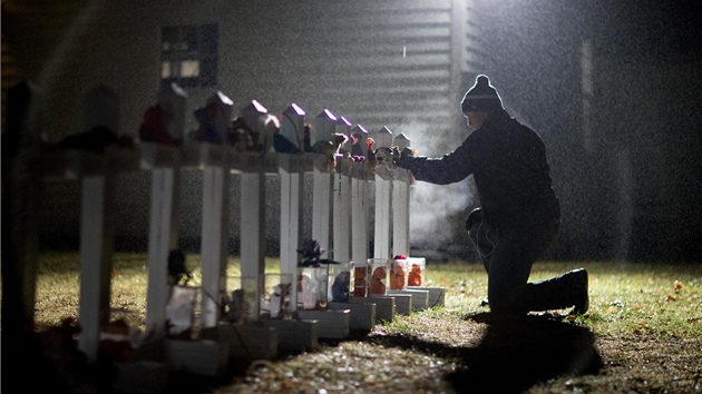 Lidé v Newtownu neustále vzpomínají na oběti pátečního masakru. 
