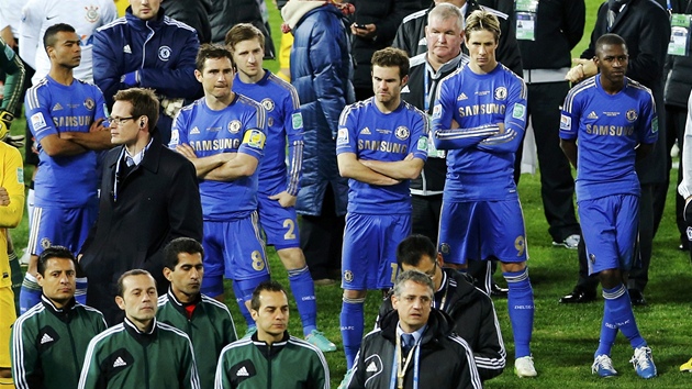 TAKHLE SI TO NEPEDSTAVOVALI. Fotbalist Chelsea smutn sleduj vtzn oslavy brazilskho celku.