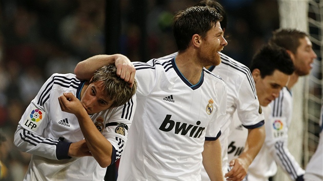 JSI IKULA. Zlonk Xabi Alonso z Realu Madrid chvl stelce glu Fabia Coentraa (vlevo).