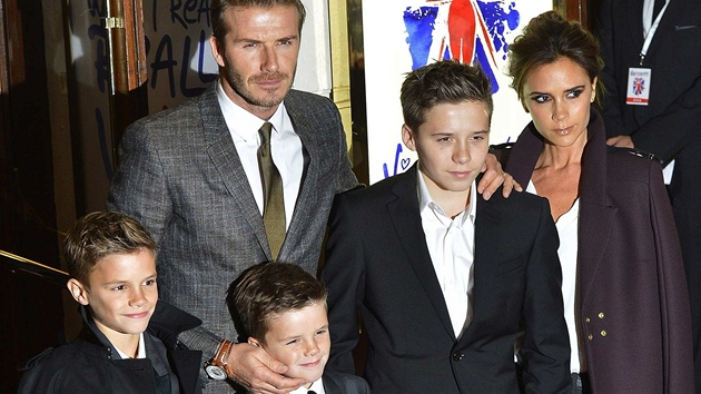 David Beckham, jeho manelka Victoria se syny na premie muziklu Viva Forever! (Londn, 11. prosince 2012)