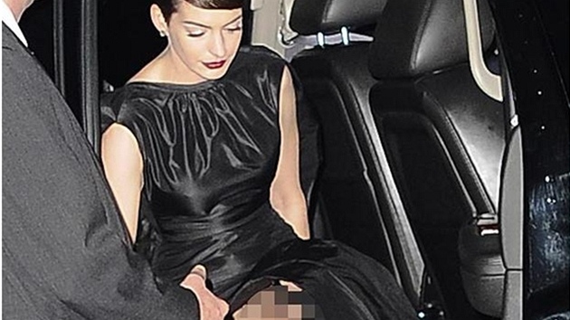 Anne Hathawayov pi vystupovn z auta ukzala vc ne chtla.