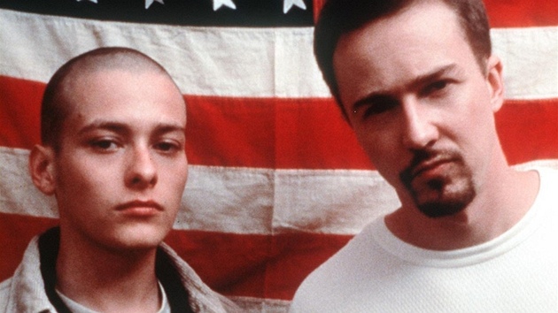 Edward Furlong a Edward Norton ve filmu Kult hkovho ke (1998)