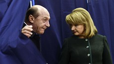 Rumunský prezident Traian Basescu ve volební místnosti (9. listopadu 2012)