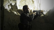 Bojovník Syrské osvobozenecké armády v Homsu (6. prosince 2012)