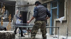 Bojovníci Syrské osvobozenecké armády si v Homsu krátí dlouhou chvíli mezi boji