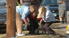 Otesení obyvatelé Newtownu na míst kolního masakru (14. prosince 2012)