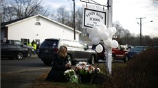 Americký Newtown truchlí za obti stelby ve kole Sandy Hook (16. prosince